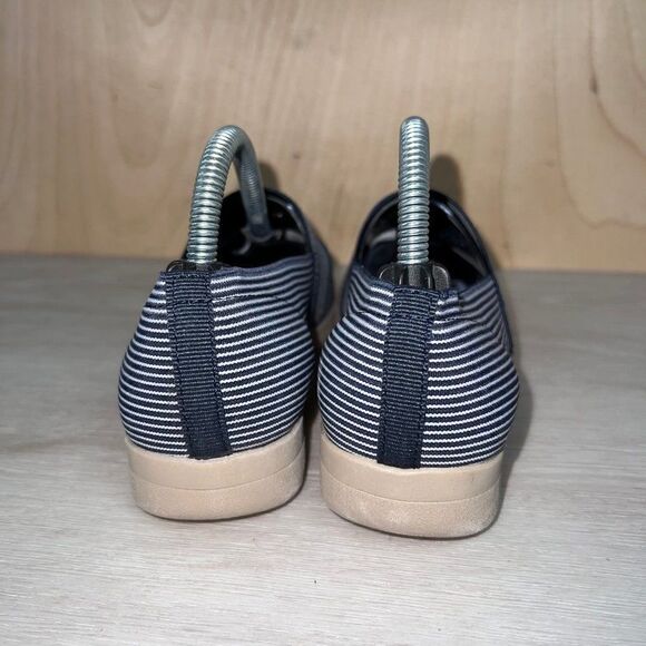 YUU Bevel Blue/White Stripe Elastic Slip-on NWOT Women's 5.5 - Picture 4 of 10